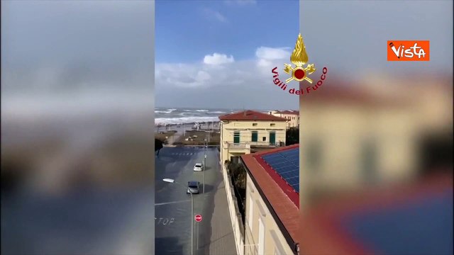 Marina di Pisa colpita da una mareggiata, strade allagate e raffiche di vento a 112km/h
