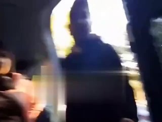 Filistin bayraklı şal taktığı için minibüsten atıldı! İşte sosyal medyada tepki çeken o görüntüler...