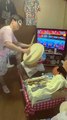 play taiko no tatsujin blindfolded and with one hand!!