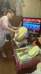 play taiko no tatsujin blindfolded and with one hand!!