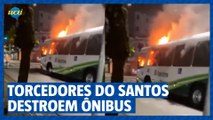 Torcedores do Santos destroem ônibus após rebaixamento