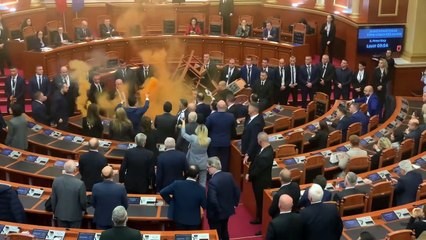 Arnavutluk meclisi yine karıştı