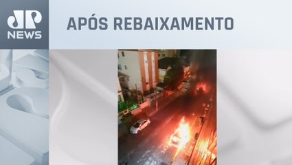 Torcedores do Santos queimam veículos na Vila Belmiro