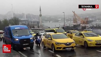 Arızalanan İETT otobüsü Unkapanı Köprüsü’nde trafiği felç etti