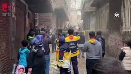 Diyarbakır'da depremde hasar gören beş katlı bina çöktü