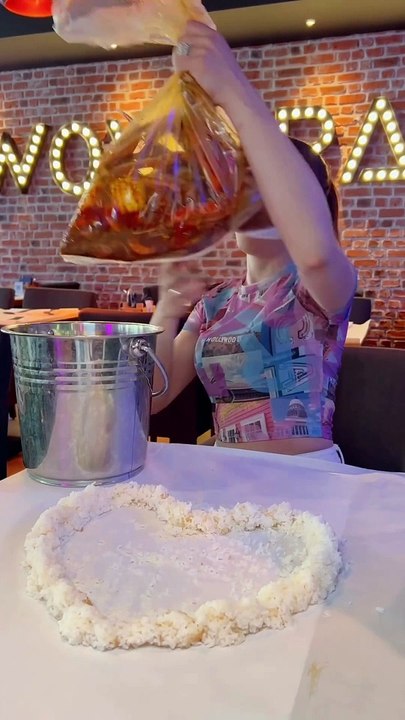 Una mariscada gigante en bolsas de plástico, sin platos ni cubiertos: ¿gamberrada o ‘delicatessen’?