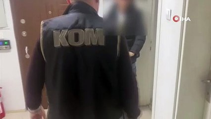 Başkasının yerine ehliyet sınavına girdiler, üzerlerinden özel düzenek çıktı