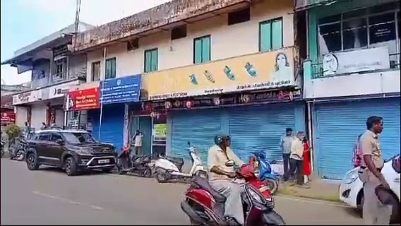 கூடலூரில் இரவு நேரங்களில் உலா வரும் காட்டு யானைகள் கடைகளை சேதப்படுத்தியதால் பரபரப்பு