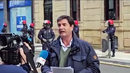 Vean al valiente miembro de Vox, hermano de un asesinado por ETA, leyendo un manifiesto en la sede del PSOE en San Sebastián