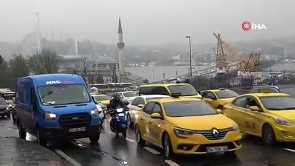 Arızalanan İETT otobüsü Unkapanı Köprüsü’nde trafiği felç etti
