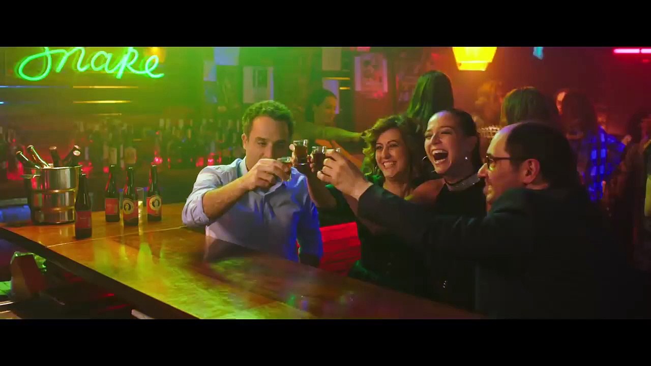 Bajo el mismo techo Bande-annonce (ES)