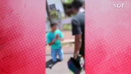 Pego no flagra: Ladrão de moto é agredido por populares em ação de justiça por conta própria