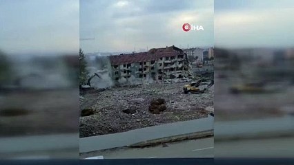 4 katlı bina saniyeler içerisinde yerle bir oldu