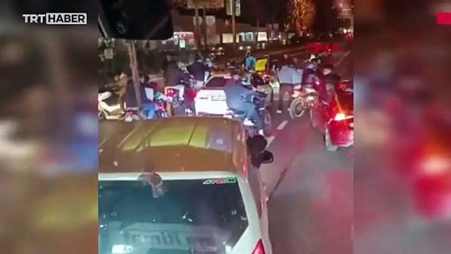 Asker uğurlamak için yolu trafiğe kapattılar