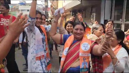 रायपुर पश्चिम के भाजपा प्रत्याशी मंत्री राजेश मूणत अपने  परिवार के साथ खुशियां मनाते हुए