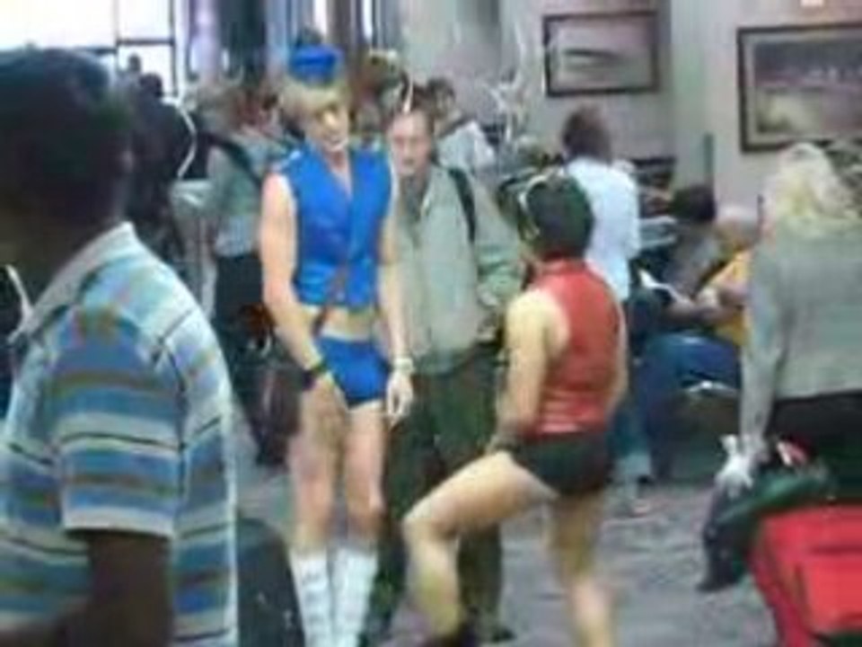 Sacha Baron Cohen alias Brüno dans un aéroport