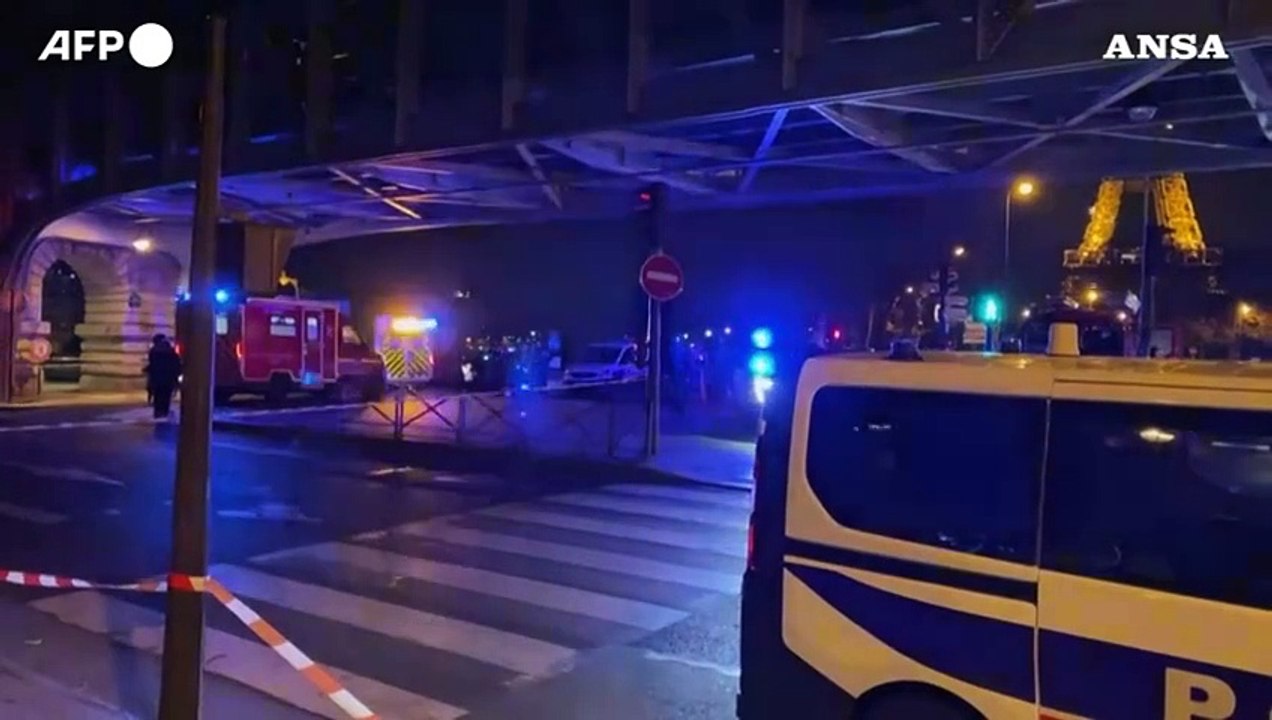 Attentato in Francia, urla "Allah Akbar" contro passanti a Parigi: un morto e alcuni feriti