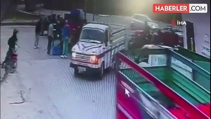 İznik'te Zeytinler Römorktan Düştü, Vatandaşlar Seferber Oldu