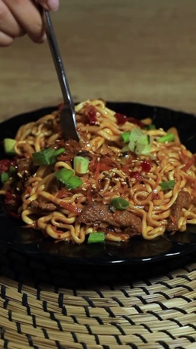 Beef noodles - نودلز باللحم  سهران و طلعلك فيديوهات الاندومي الكوري و فاكر انها صعبة تتعمل تعالي نقولك طريقتها بكل سهولة في tasty club و بمكونات متوفرة في البيت.  - الشعرية الكورية - لحم سريعة الطهى - صلصة الصويا - بصلة