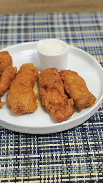 ستربس بالبافلو صوص -صدور دجاج - دقيق - صوص البافلو - زيت - ملح ، فلفل ، شطه - رانش صوص للتقديم #cooking #recipes #recipe