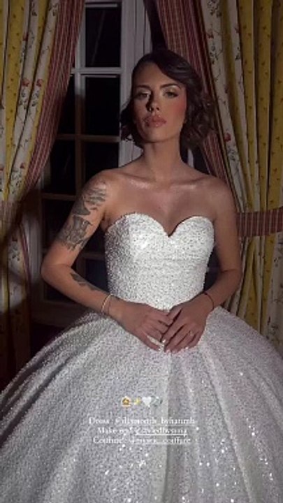 Après un passage devant monsieur le maire où Paga a dit "un grand oui" à Giuseppa, le couple a ensuite dansé sur un tube de Jul devant la mairie, Alors la zone.Mariage de Paga et Giuseppa, 2 décembre 2023, Instagram.