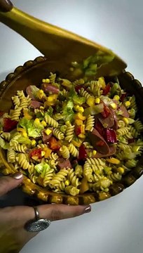 سلطة باستا - pasta salad مكرونة - Fossoli فلفل لوان ذرة حلو مايونيز هوت دوج كاتشب - مستاردة ملح - فلفل - خيار مخلل بقدونس ألذ وأسرع سلطة باستا مع شيف هدير الحنفي ، جربتوها ولا لسه؟ @aklahx7allah_by_hadeerelhanafy #re