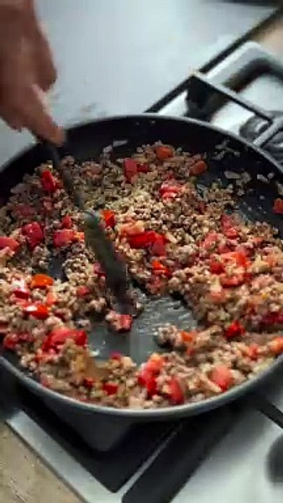 مسقعة باذنجان - eggplant recipe    المقادير - باذنجان  بصل  طماطم  فلفل الوان  زعتر دراي  لحم مفروم  بطاطس ملح  فلفل اسود  جربتوها ولا لسه ؟ #recipes #cooking #recipe