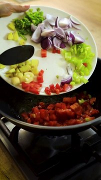 وصفة من المطبخ الهندي في Tastyclub جمبري بالكاري-shrimp curry المقادير- نصف كيلو جمبري 2 ملعقة كبيرة زيت 25 جم زبدة طماطم مقطعه بصل مقطع فلفل حار فلفل رومي جنزبيل فريش فصوص توم معلقة صغيرة ملح معلقة صغيرة فل