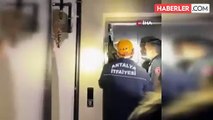 Antalya'da Asansörde Mahsur Kalan 1'i Çocuk 2 Kadın İtfaiye Ekipleri Tarafından Kurtarıldı