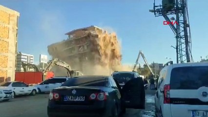 Adıyaman'da ağır hasarlı bina yıkıldı