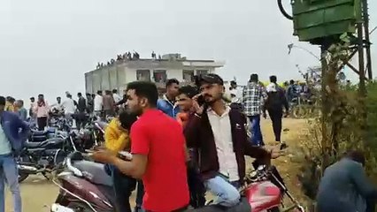 धौलपुर. राजाखेड़ा से कांगे्रस प्रत्याशी रोहित बोहरा के निवास पर होती आतिशबाजी।