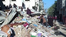 فلسطينيون يبحثون عن ضحايا وسط الأنقاض بعد قصف إسرائيلي على رفح