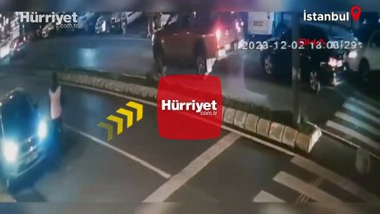 Beylikdüzü'nde tartıştığı sürücüleri aracıyla sıkıştırdı, 2 kişiyi yaraladı: O anlar kamerada