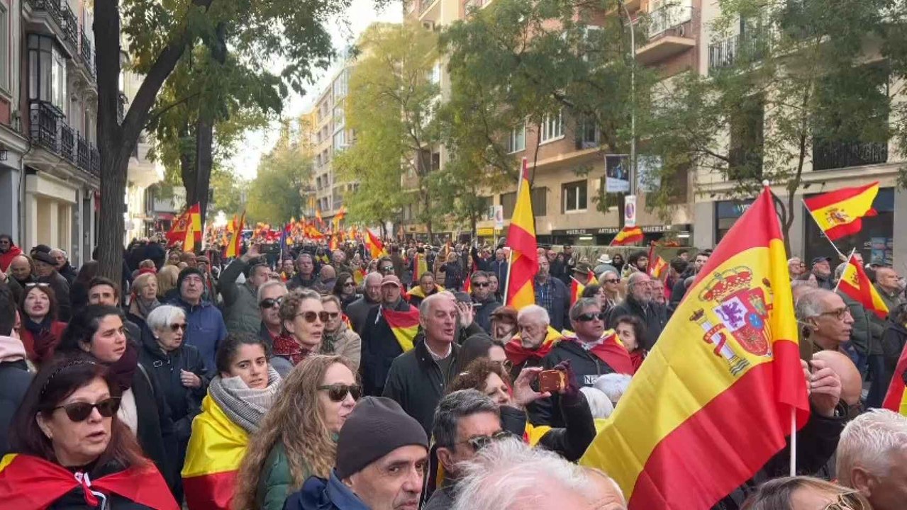 Cientos de manifestantes se agolpan cerca de la sede socialista en la calle Ferraz.