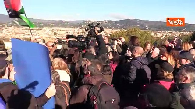 Free Europe a Firenze, i contro manifestanti cantano Bella Ciao a piazzale Michelangelo