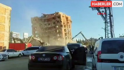 Adıyaman'da ağır hasarlı 8 katlı bina kontrollü olarak yıkıldı
