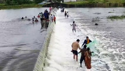 कोरात्तूर झील का बढ़ा जलस्तर, मछली पकड़ने में व्यस्त दिखे लोग