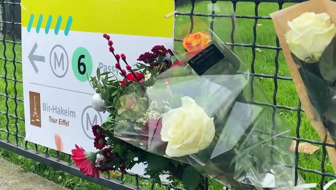 Messerangriff in Paris: Blumen und Blutspuren am Tatort