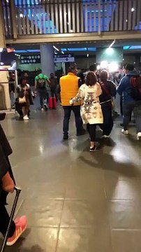 ¡Alejandra Guzmán arremete contra reportero en la ciudad de México!