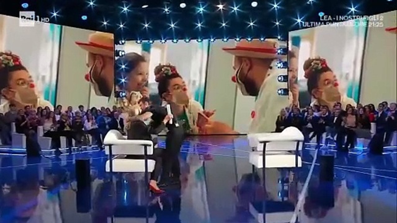 Fedez si commuove con Mara Venier a Domenica In