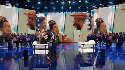 Fedez si commuove con Mara Venier a Domenica In