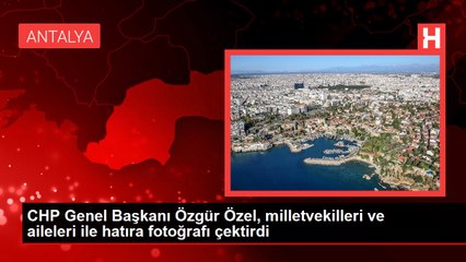 CHP Genel Başkanı Özgür Özel, milletvekilleri ve aileleri ile hatıra fotoğrafı çektirdi