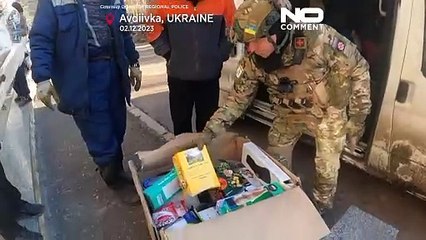 شاهد: "الملائكة البيضاء" يقدمون مساعدات لسكان أفديفكا في دونيتسك