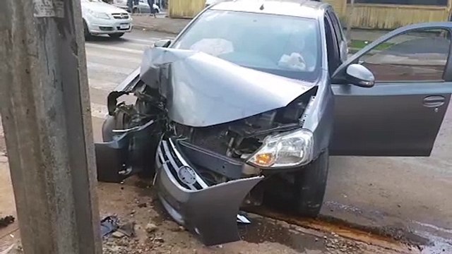 Mulher fica ferida em forte colisão entre Etios e Corsa