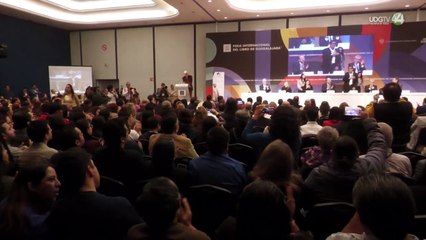 ntregan presea Enrique Diaz De León por el mérito Acádemico a trabajadores Universitarios