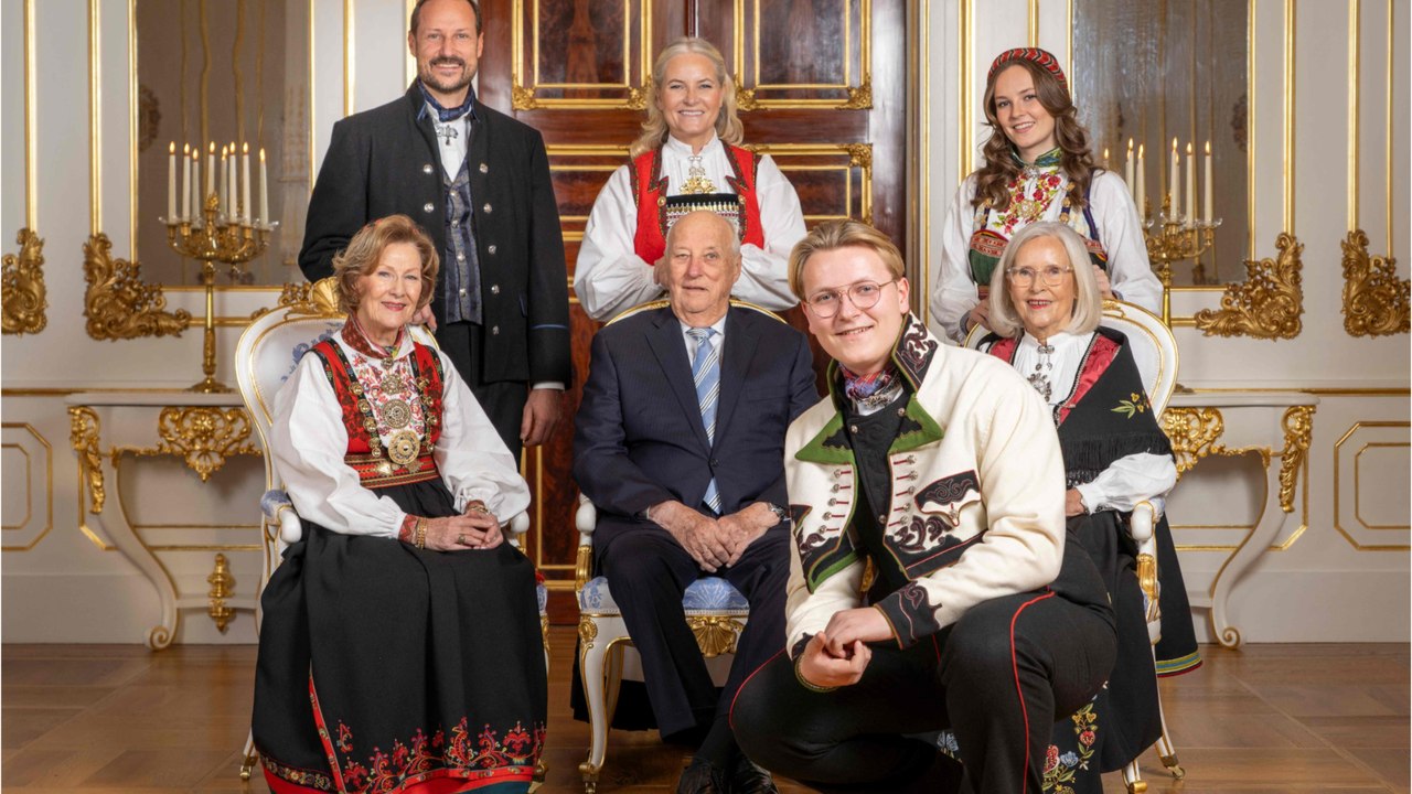 GALA VIDEO - Haakon et Mette-Marit de Norvège : leur fils Sverre Magnus a 18 ans, des photos officielles dévoilées