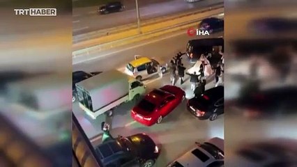 Biri havaya ateş etti, diğeri lastik yaktı:  O anlar kamerada