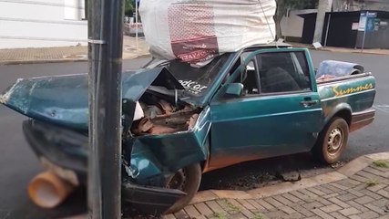 Utilitário bate contra poste na Rua Minas Gerais