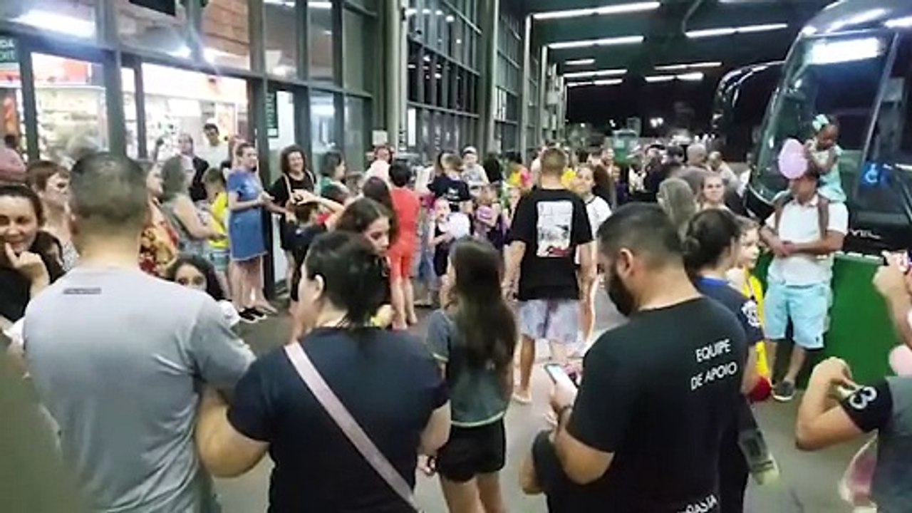 Familiares recepcionam ginastas medalhistas de ouro no Campeonato Sul Americano de Ginástica Rítmica