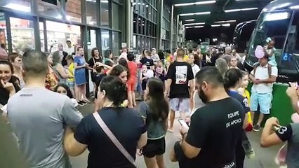 Familiares recepcionam ginastas medalhistas de ouro no Campeonato Sul Americano de Ginástica Rítmica